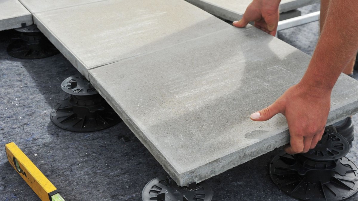 POSER DES DALLES DE TERRASSE EXTÉRIEURE : LE GUIDE ULTIME