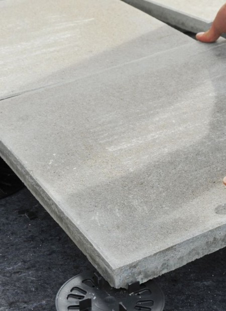 POSER DES DALLES DE TERRASSE EXTÉRIEURE : LE GUIDE ULTIME