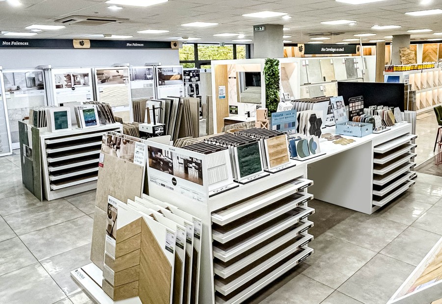 CARRELAGE OU PARQUET : QUEL REVÊTEMENT EST LE PLUS ADAPTÉ AUX ZONES À FORT PASSAGE ?